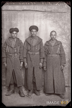 Portrait en pied de trois goumiers marocains (Le Val-d'Ajol)